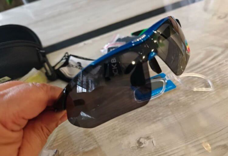 Gafas de sol deportivas. Las gafas de sol ligeras están diseñadas específicamente para correr para no causar molestias al usuario. Foto.