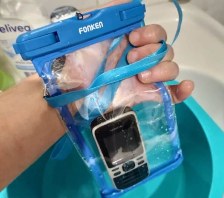 Funda de teléfono resistente al agua. Con un estuche así, definitivamente no podrá ahogar su teléfono inteligente en el agua. Foto.