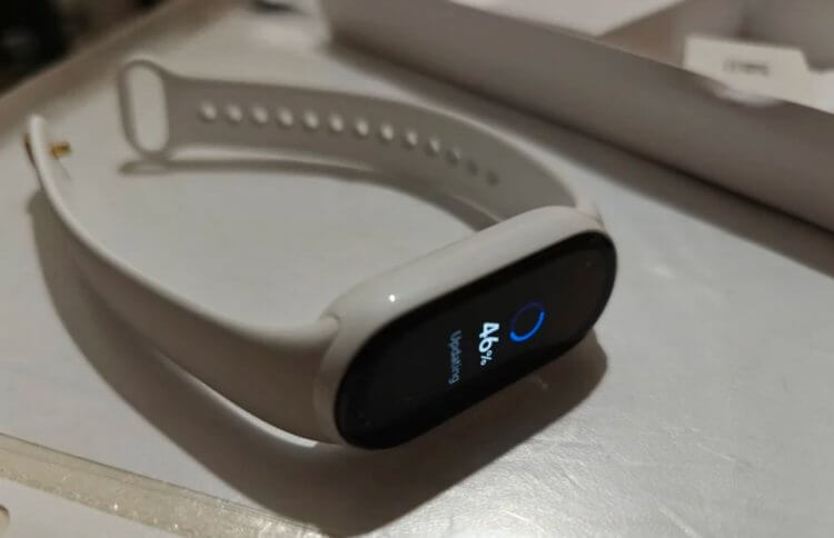 Mejor pulsera de fitness 2024. La Mi Band 9 de cerámica no te dejará olvidarte de los negocios y será una gran compañera para un futuro criptomillonario. Foto.