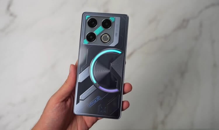 El Infinix GT 20 Pro es un smartphone barato para jugar. Diseño de juegos en combinación con un relleno no menos lúdico. Foto: XEETECHCARE. Foto.