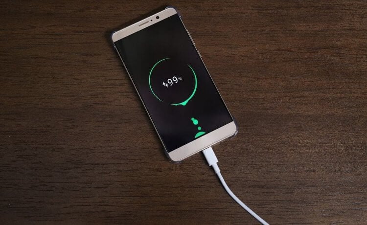 ¿Por qué el smartphone se carga lentamente incluso con carga rápida? Tomar un cable USB-PD y cargar Huawei con él con la carga rápida SuperCharge no funcionará. Foto.