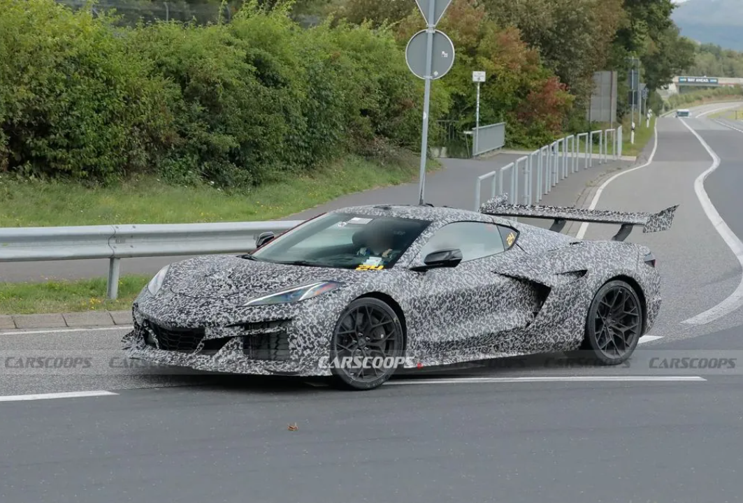 En la pista de Nürburgring, se vio un superdeportivo Chevrolet Corvette Zora vestido de camuflaje